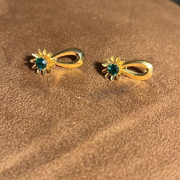 Vintage Avon May emerald birthstone pierced earrings. - Picture 2 of 8